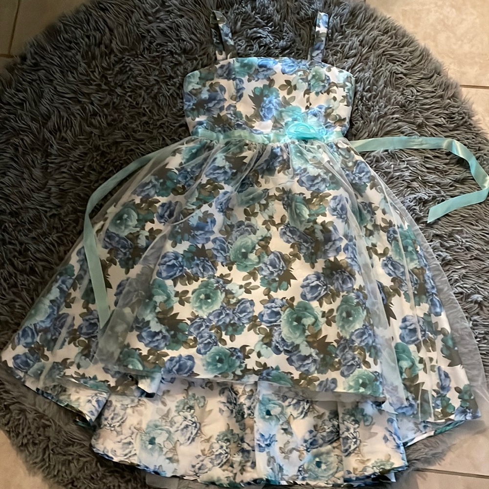 Im selling these dresses it’s a pink and blue dress